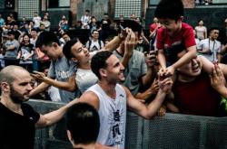关于莱比锡场边指挥情绪激动，那不勒斯队员怒摔水瓶的信息